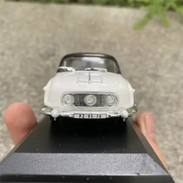 1:43 Scale Diecast TATRA 603 Model Car - Image 3