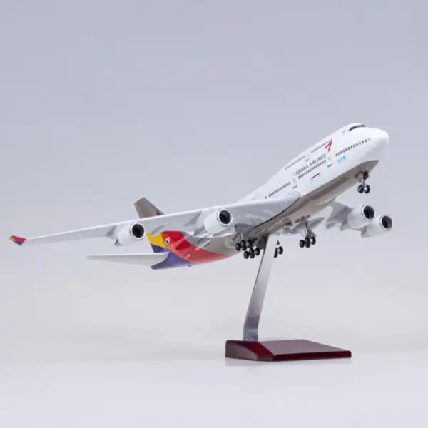 1/160 Scale B747 Korean Airline Model with LED - Image 2