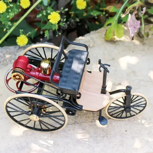 1:12 Scale Vintage Classic Car Model - Image 2