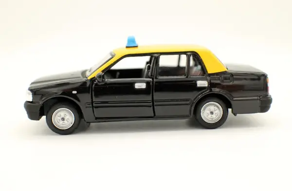 1/64 Diecast Alloy Crown Comfort Taxi Model - Image 4