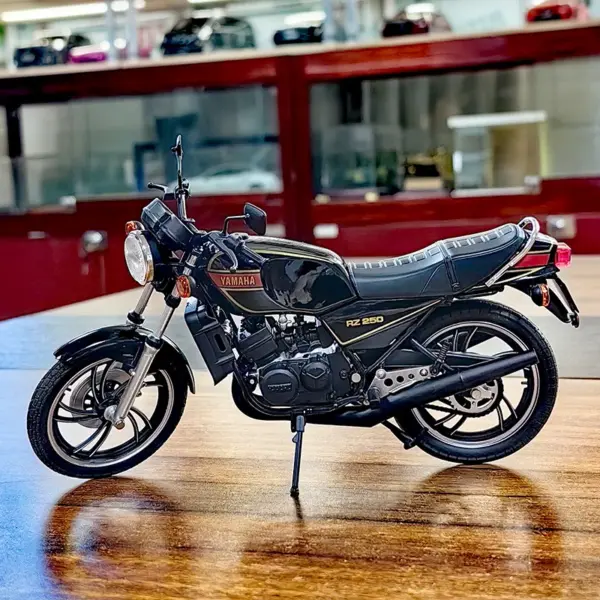 1:12 Scale Yamaha RZ250 Motorcycle Model - Image 8