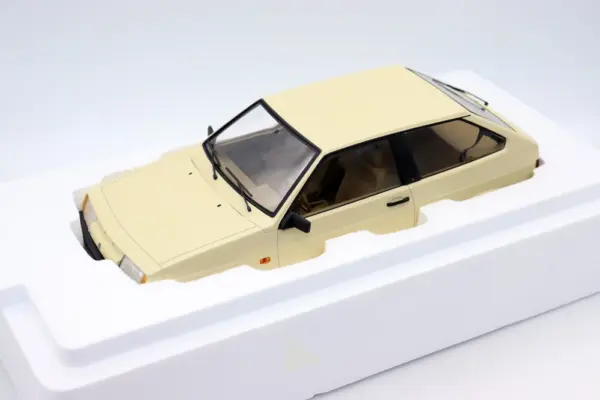 1/18 Scale 1984 Lada Samara Diecast Model - Image 6