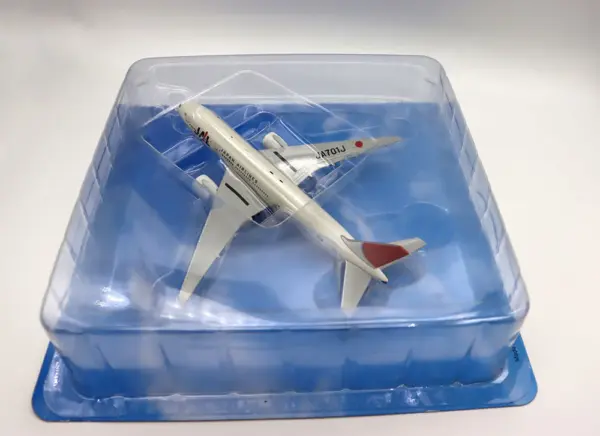 1/400 Scale Boeing 777 Japan Airlines Model - Image 6