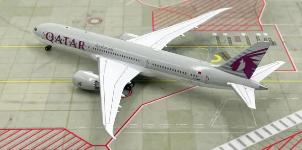 Qatar Airways Boeing 787-9 Scale Model 1:400 - Image 3