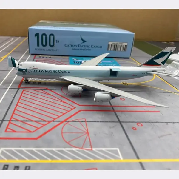 Cathay Pacific 747-8F Diecast Model 1:400 - Image 4