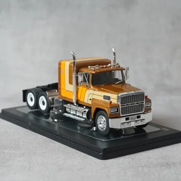 1:43 Scale Diecast Ford LTL-9000 Truck Model - Image 5