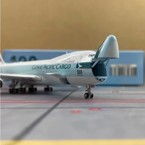 Cathay Pacific 747-8F Diecast Model 1:400 - Image 5