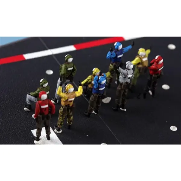 1:72 Scale US Navy Ground Crew Figure Set - Image 4