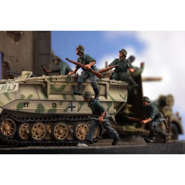 1:72 Scale German Sd.Kfz.251 Soldier Models - Image 4