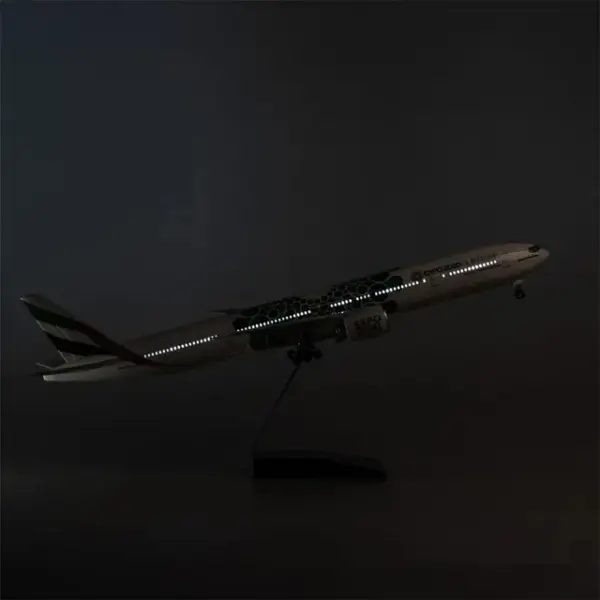 Emirates Airlines Airbus A380/B777 Model Plane - Image 10