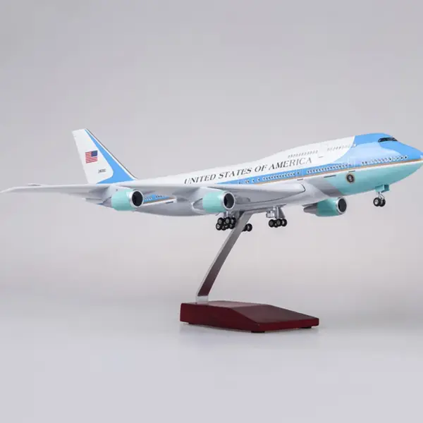 1:150 Scale B747 Air Force One Model