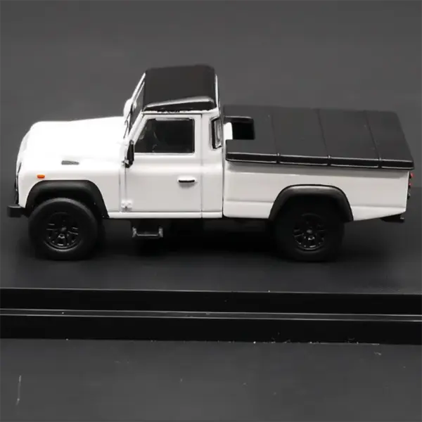 Diecast 1:64 Scale Defender Pickup Model - Image 4