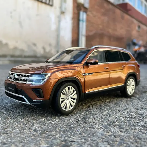 1:18 Scale Teramont 2021 Diecast SUV Model - Image 7