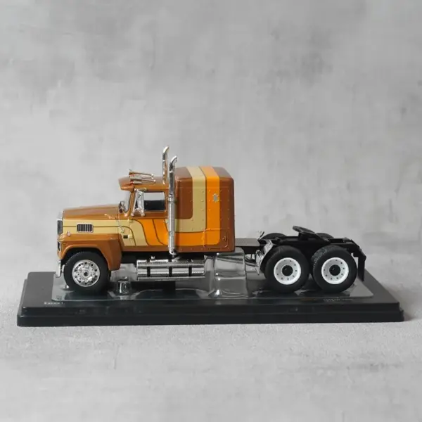 1:43 Scale Diecast Ford LTL-9000 Truck Model - Image 2