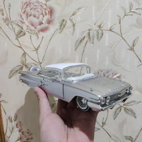 Chevy Impala 1:24 Diecast Car Model - Image 2