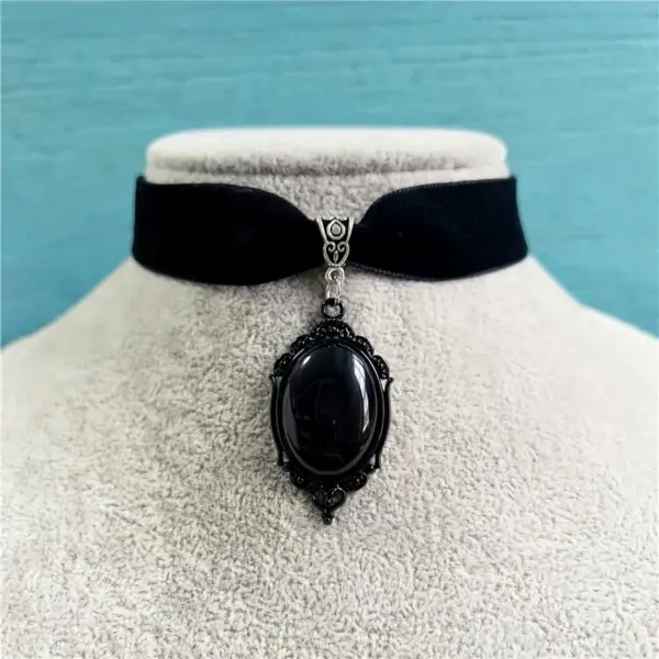 Neo-Gothic Vampire Cameo Velvet Choker Necklace - Image 5