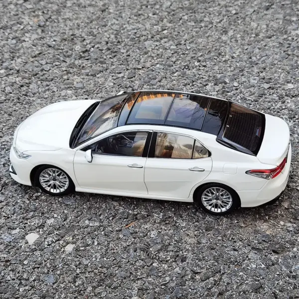 1:18 Scale Toyota Camry Diecast Model Car - Image 4