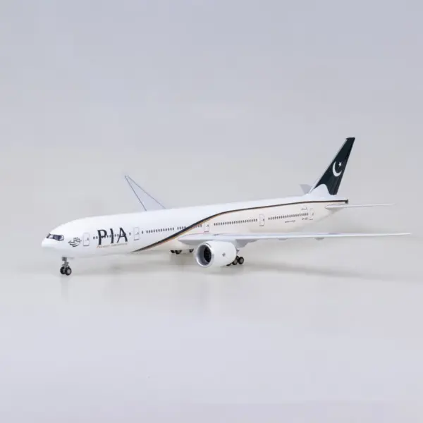 Boeing B777 Diecast Model with LED Lights - Image 4