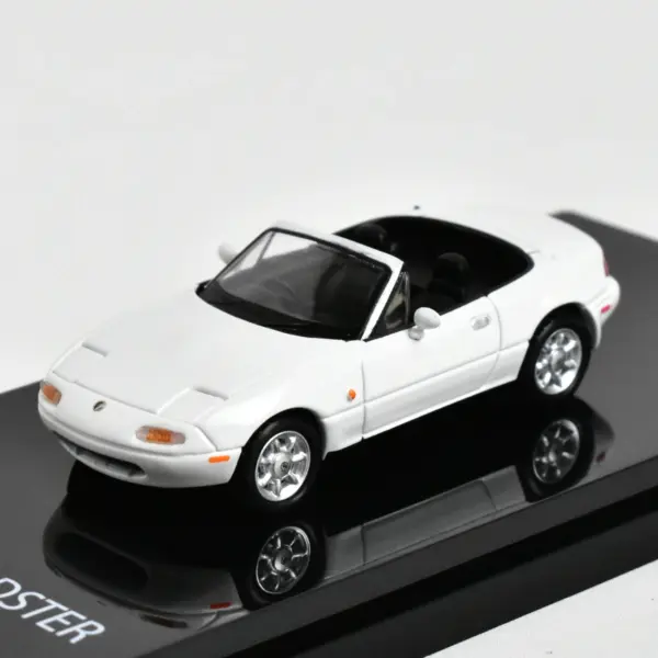 1:64 Scale MX5 Eunos Roadster Model Car - Image 9