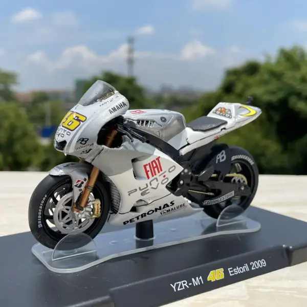 YZR-M1 46 Estoril 2009 Motorcycle Model 1:18