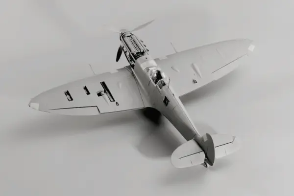 1/35 Scale Spitfire MK.Vb Model Kit with Interior - Image 2