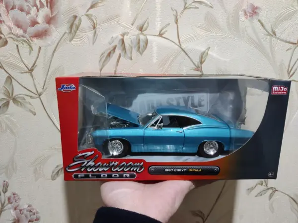 Chevy Impala 1:24 Diecast Car Model - Image 9