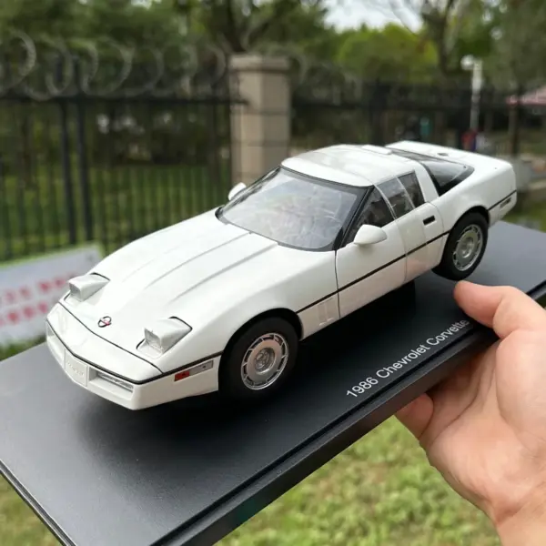 1:18 Scale Metal Chevrolet Corvette C4 Model - Image 7