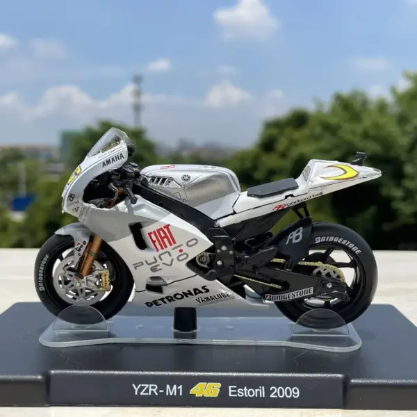 YZR-M1 46 Estoril 2009 Motorcycle Model 1:18 - Image 3