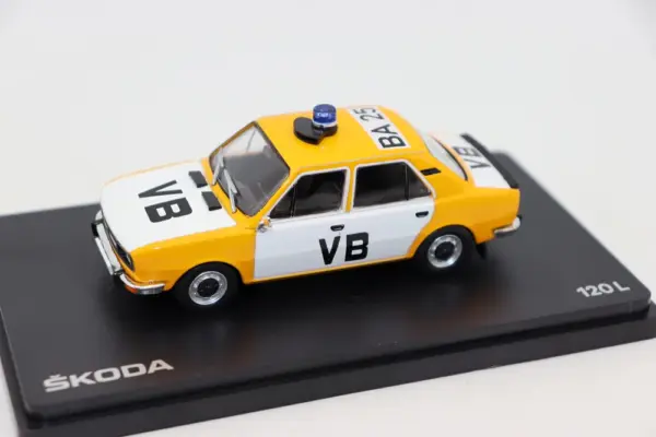 1:43 Scale Diecast Škoda 120L VB Police Car - Image 5