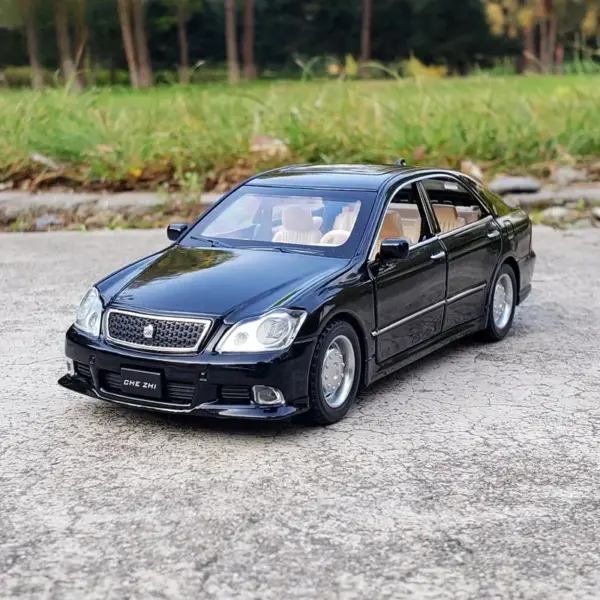 1:32 Scale Toyota Crown Diecast Model Car - Image 2