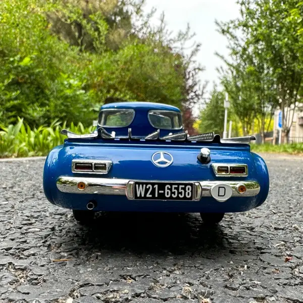 1:18 Scale Blue Mercedes-Benz Truck Model - Image 3