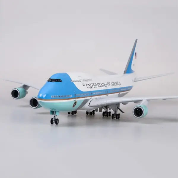 1:150 Scale B747 Air Force One Model - Image 2