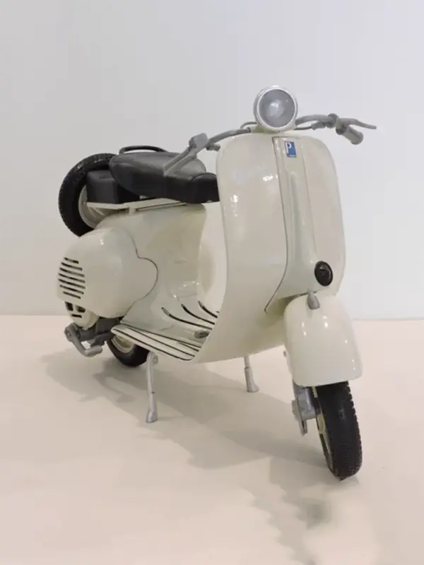 Diecast 1:6 Scale Vespa Motorcycle Model - Image 6