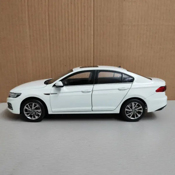 1:18 Scale 2019 Bora Diecast Car Model - Image 3