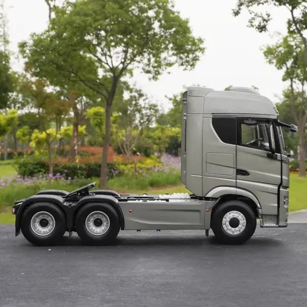 1:24 Scale Alloy Heavy Truck Model Toy - Image 3