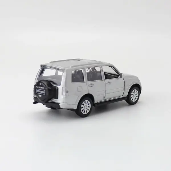 1:43 Scale Pajero Diecast Alloy Model Car - Image 3