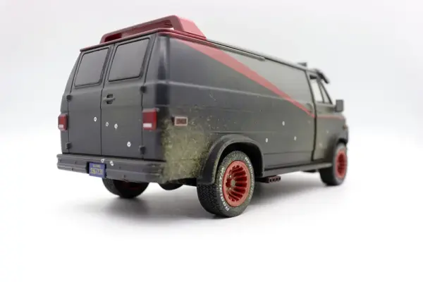 1/24 Scale Diecast 1983 GMC Vandura Van - Image 3