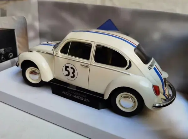 1:18 Scale Classic Volkswagen Beetle Model - Image 3