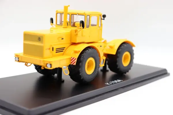 1/43 Scale K-700A Diecast Tractor Model - Image 2