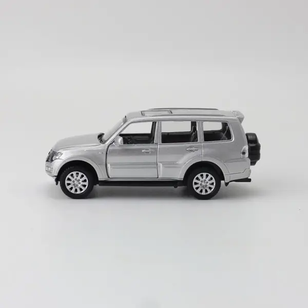 1:43 Scale Pajero Diecast Alloy Model Car - Image 2