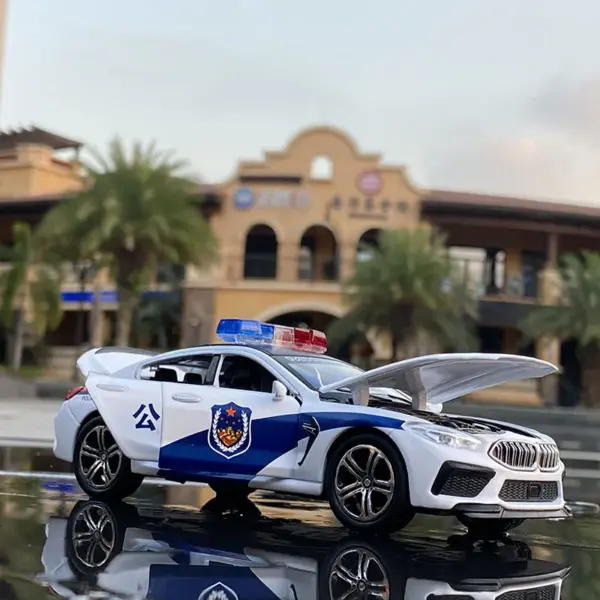 1:32 BMW M8 Alloy Police Car Model - Image 3