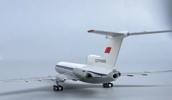 Soviet Tu-154 1:400 Scale Model Aircraft - Image 2