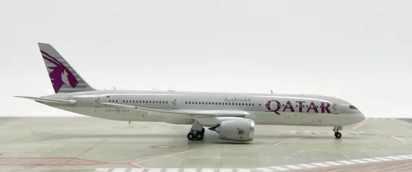 Qatar Airways Boeing 787-9 Scale Model 1:400 - Image 2