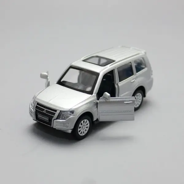 1:43 Scale Pajero Diecast Alloy Model Car - Image 4