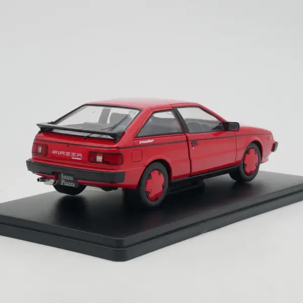 1:24 Scale Diecast Isuzu Piazza Model Car - Image 2
