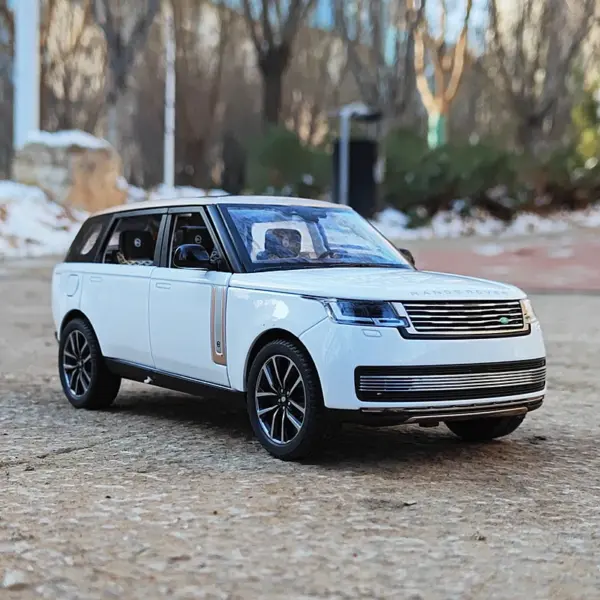 1:24 Land Rover Range Rover SV Model Car - Image 2
