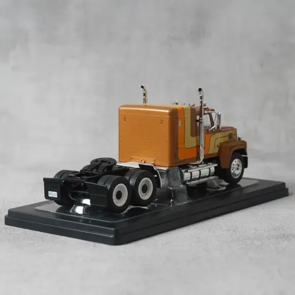 1:43 Scale Diecast Ford LTL-9000 Truck Model - Image 4