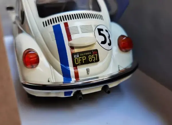 1:18 Scale Classic Volkswagen Beetle Model - Image 5