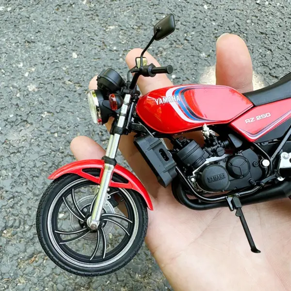 1:12 Scale Yamaha RZ250 Motorcycle Model - Image 5