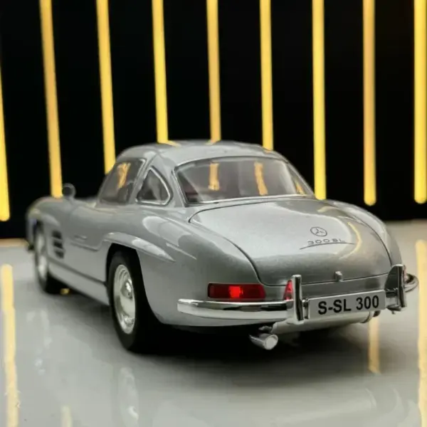 1:24 Diecast Mercedes-Benz 300SL Model Car - Image 2